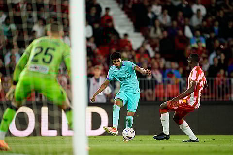 Lamine Yamal crosses the ball against Almeria match